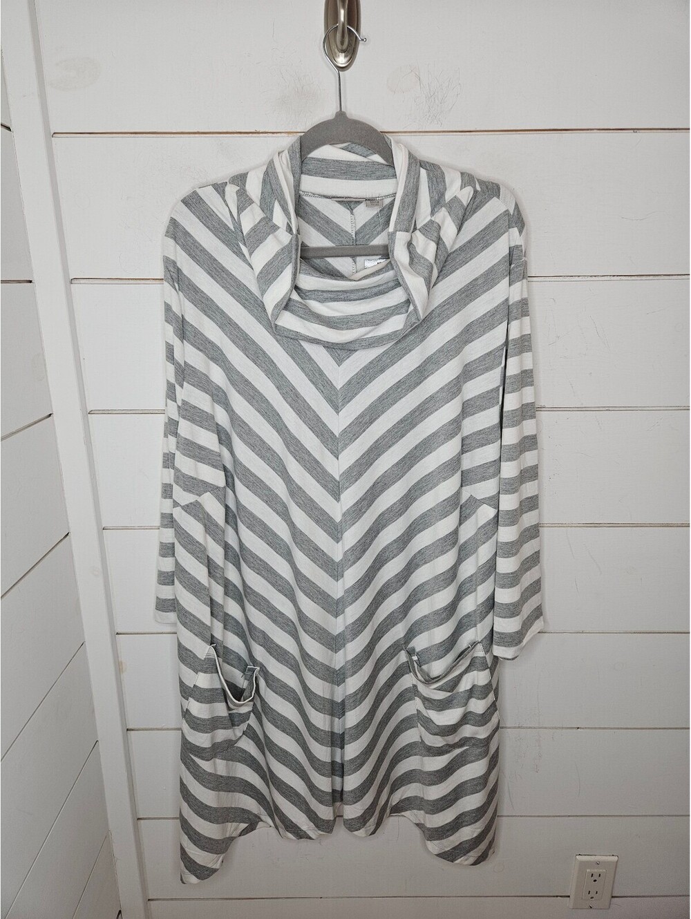 NWT Avenue size 26/28 grey & white stripe tunic top with loose neck & pockets